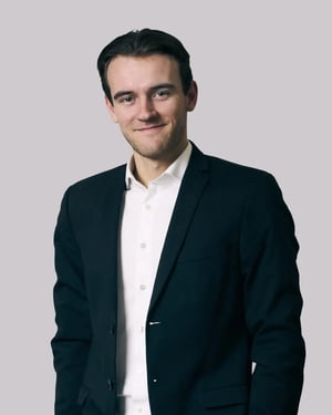 team-portrait-anton-oliver-klapp-4x5-1200x1500