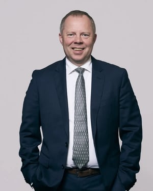 team-portrait-jens-rommer-4x5-1200x1500