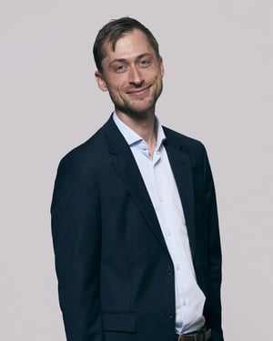 team-portrait-jonas-tobias-karlsen-4x5-1200x1500